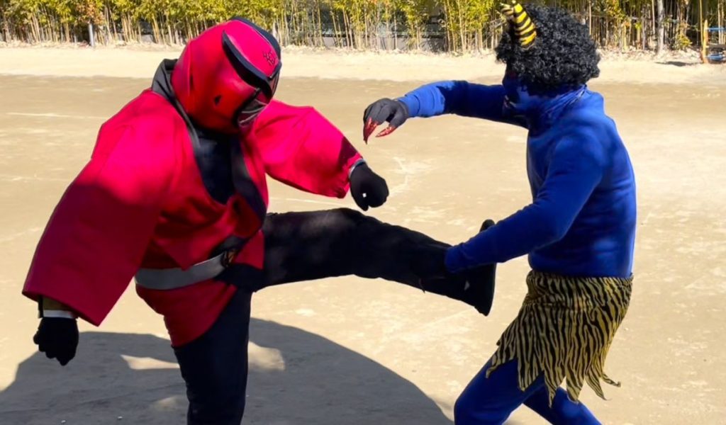 街おこしヒーロープロデューサー山岡英さん 幼稚園の豆まきイベントで鬼と戦う中山ニンジャー紅