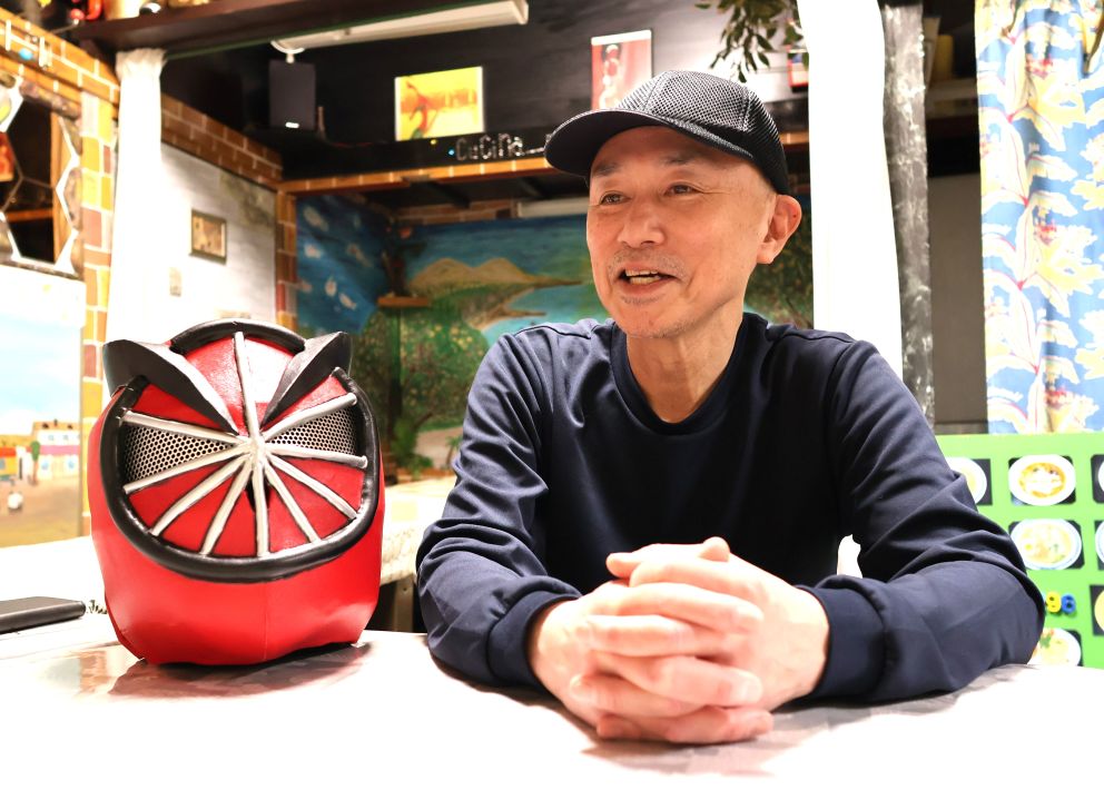 街おこしヒーロープロデューサー山岡英さん 中山ニンジャープロデューサー山岡さんファンクラブ事務局の店内で