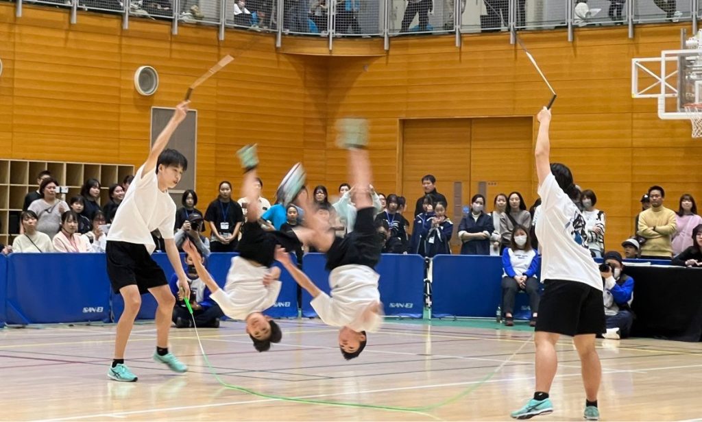 「柏なわとびクラブ」息の合ったチーム演技