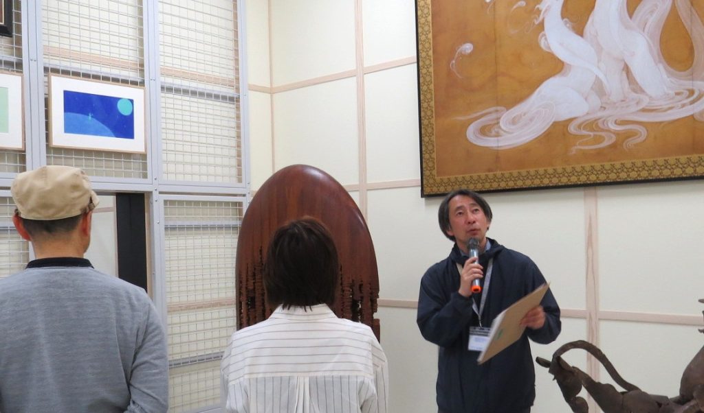 「魅せる収蔵庫」芸大コレクションの魅力を解説する大内伸輔さん