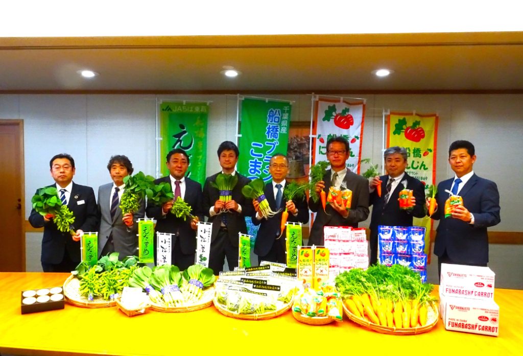 松戸船橋市長(中央)に船橋ブランド野菜の出来栄え報告を行った生産者の皆さん