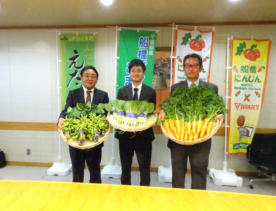 出来栄えを報告した(右から)藤城委員長、藤田組合長、石井部長