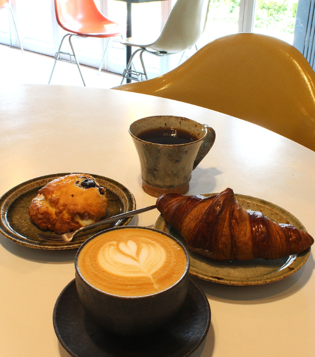 ハンドドリップ600円~、カフェラテ650円。フード450円~