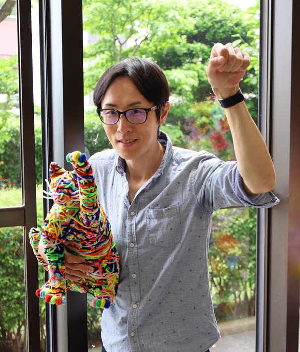 マークン・ネコガスキーさん 作品を手にするマークン・ネコガスキーさん