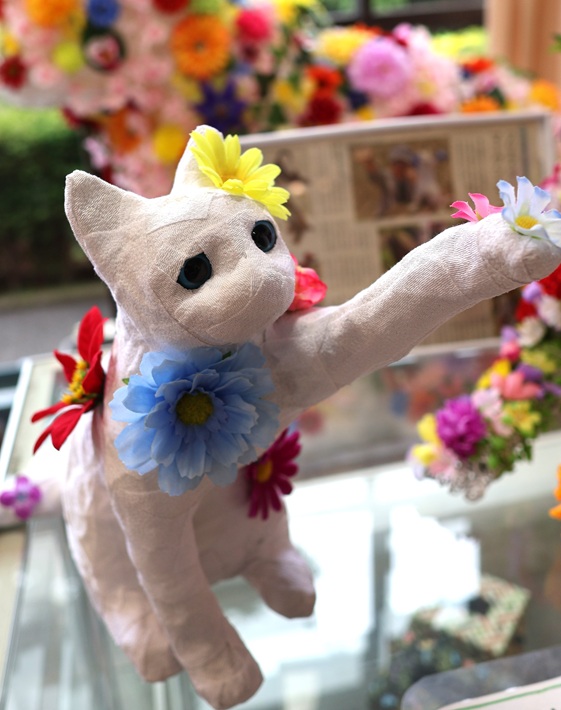 マークン・ネコガスキーさん 若宮公民館に並ぶネコガスキーさんの猫たち