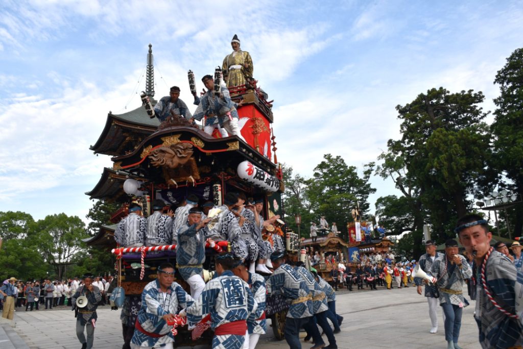 祭りの初日と最終日は大本堂前に集合します