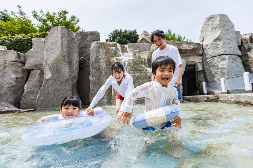 シェラトン・グランデ・トーキョーベイ・ホテル メインプールの横にある幼児向けプールは水遊び用オムツ着用で利用できます