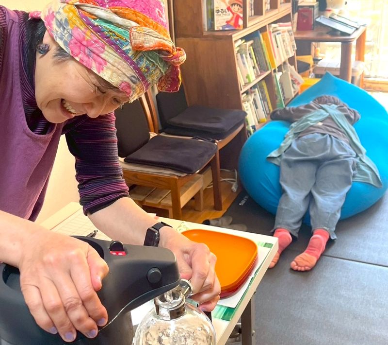 トーキョーコーヒー浦安 食後に寝てしまった参加者と、笑顔の直子さん。「いい子にしなくていいよ」のメッセージが伝わる一枚です