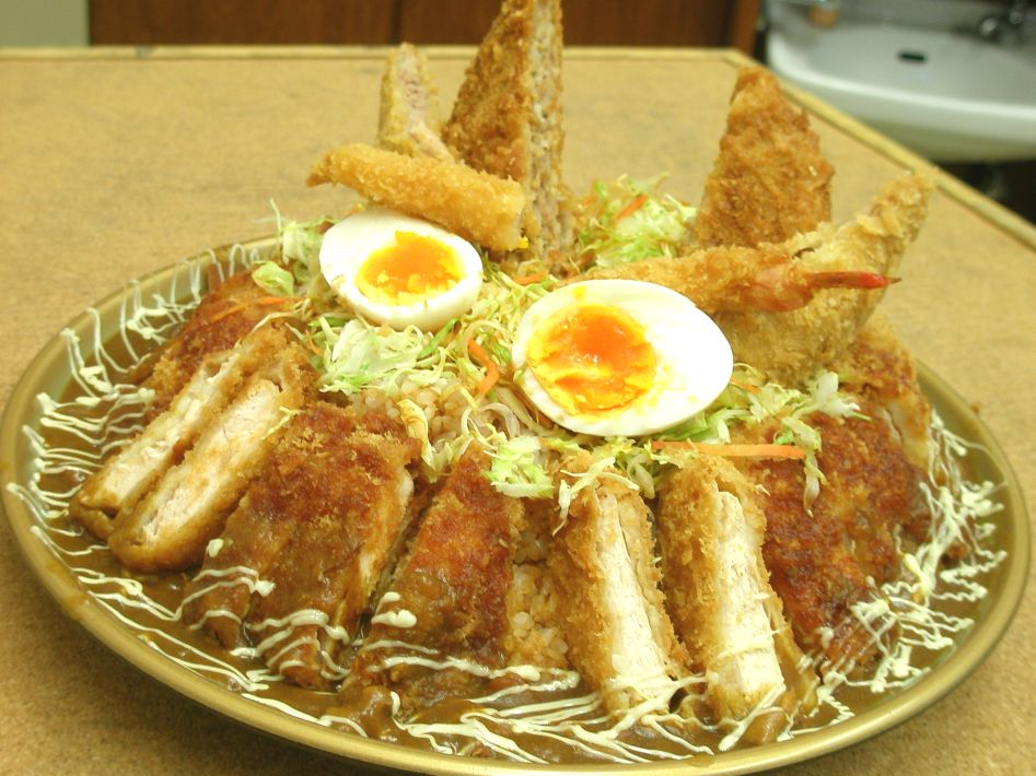 本家絶品！煮込みカツカレー　鬼ヶ島　5,800円　別のデカ盛りチャレンジで成功した人のみ挑戦できる鬼ヶ島は総重量４㎏！