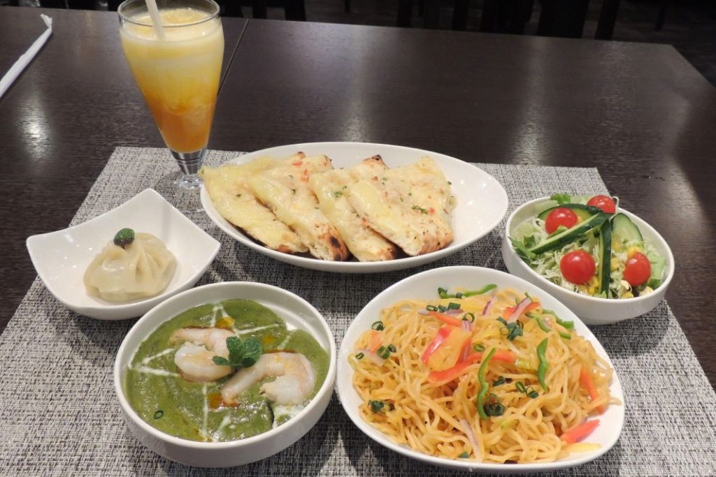 カレー　LaLa Pokhari（ララポカリ）プルナ・セット　1,190円（モモ、ドリンクは別料金）