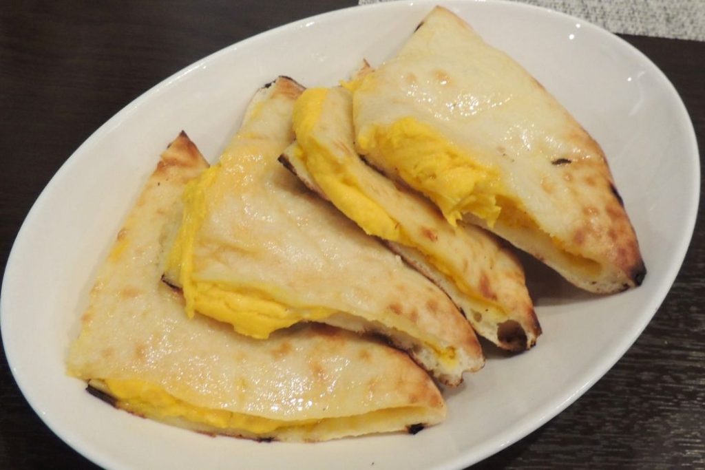 カレー　LaLa Pokhari（ララポカリ）甘みがあってボリューミーな「カボチャのクリームチーズナン」