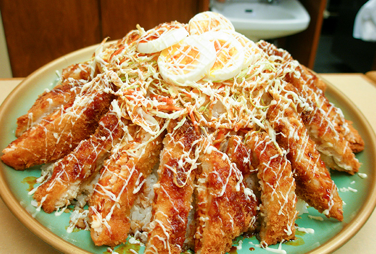 本家絶品！煮込みカツカレー　FUJIYAMA　3,600円　チキンカツ３枚をのせて富士山を連想させたデカ盛り