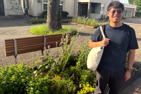 コミュニティスペースほっこり米本　張さんが住民の方と手入れをしている花壇の花