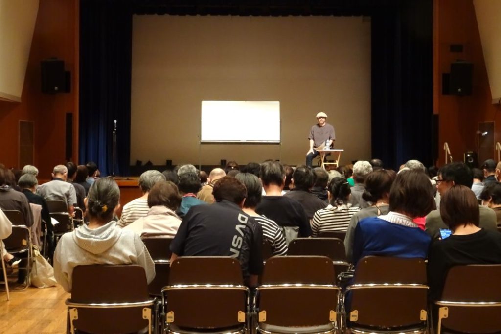 森沢明夫さん 大勢の受講生を前に語る森沢さん