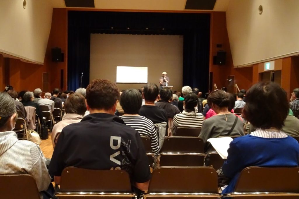 森沢明夫さん 大勢の受講生を前に語る森沢さん