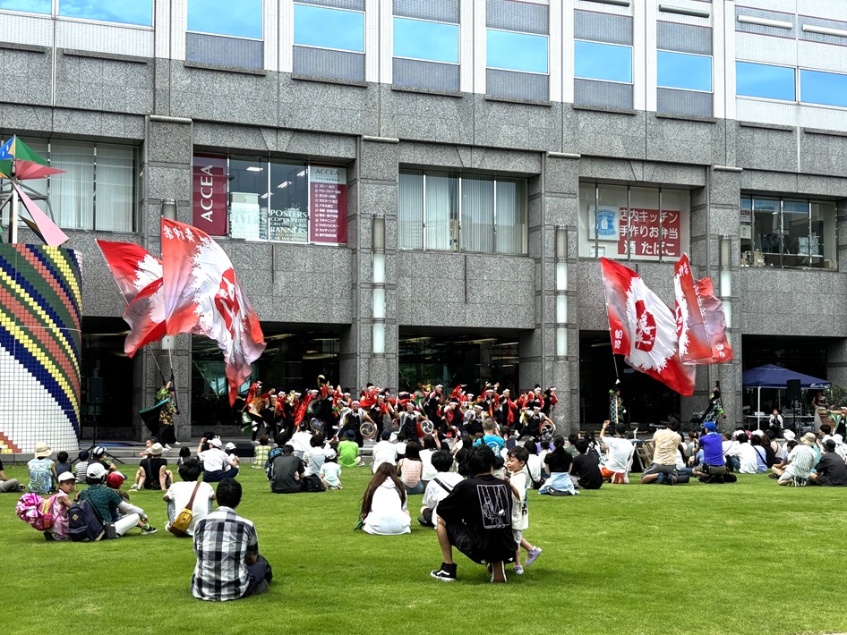 芝生でくつろぎながらステージを楽しめます