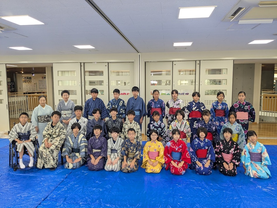 色鮮やかな浴衣を身にまとい、記念撮影
