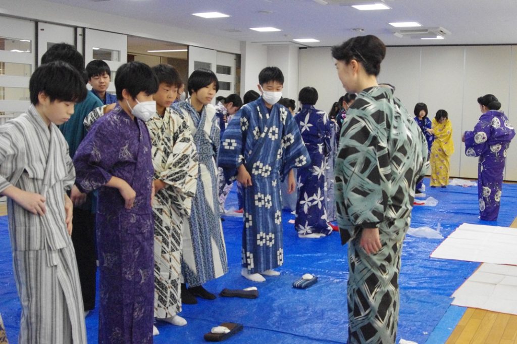 講師の話を真剣に聞く男子生徒たち