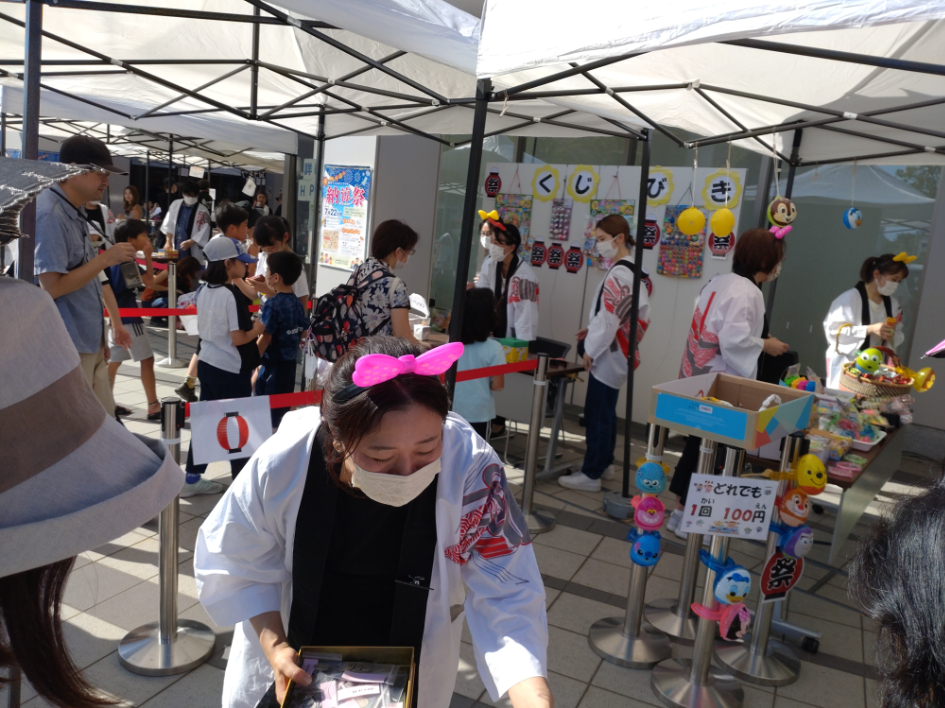 「縁日ゲーム」はスタッフ総出で！（過去の開催時の様子）