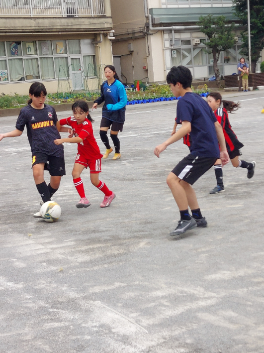 上級生と練習に励む小学生たち