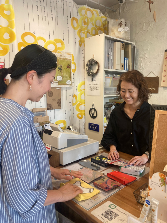 ワークショップについて、あれこれ悩みながらも和気あいあいと話し合う二人