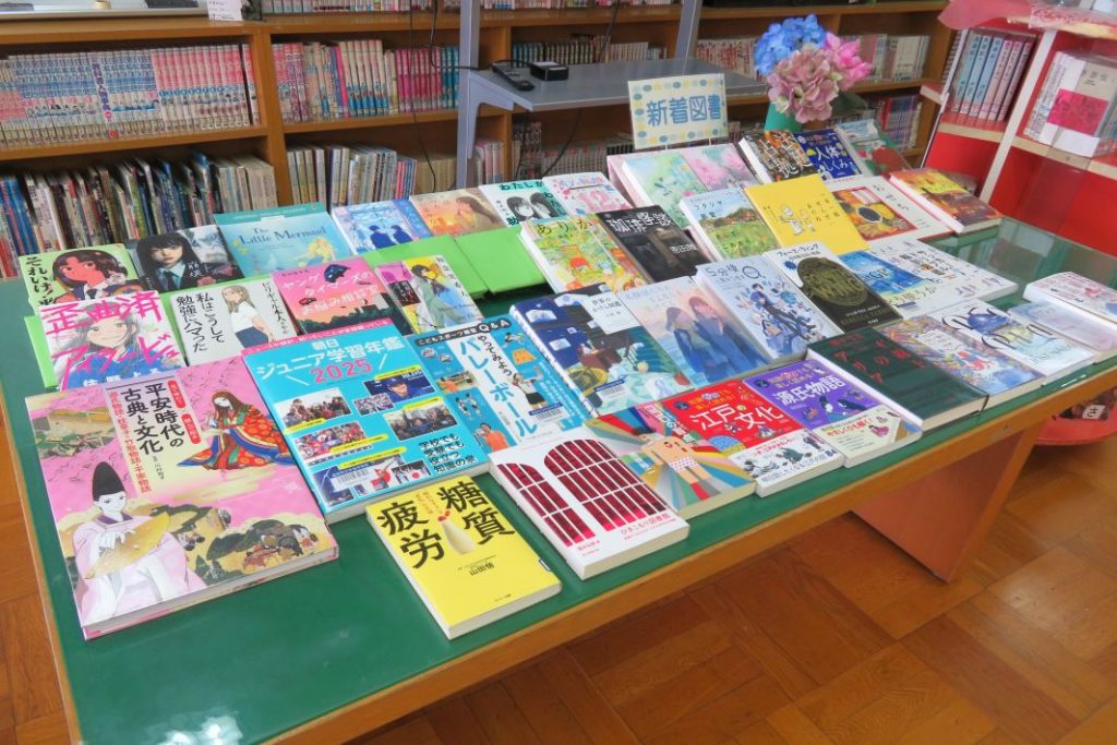 成田市立中台中学校 同校の図書室の新着図書の展示