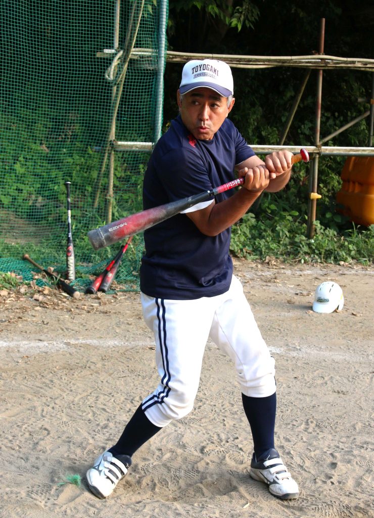 豊上ジュニアーズ 手本を示しながら打撃指導をする 髙野監督