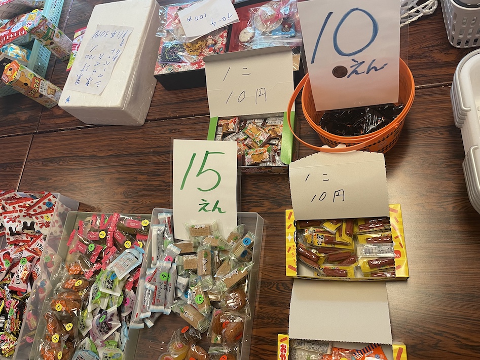 駄菓子屋に咲くシニア世代と子どもの絆 駄菓子屋えがお