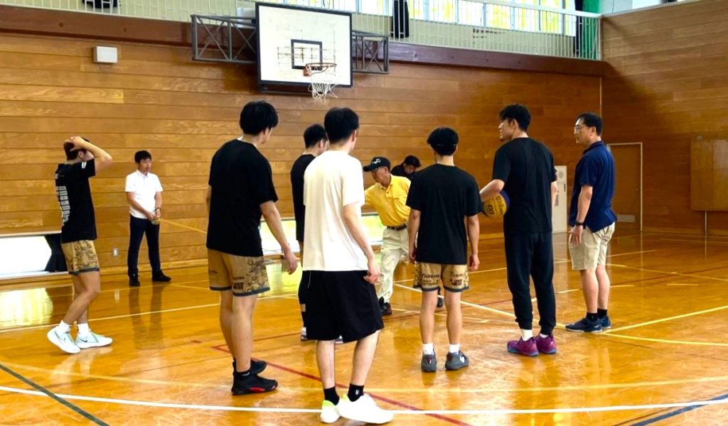 北総ライノス 体育館のコートの張替えを手伝う選手
