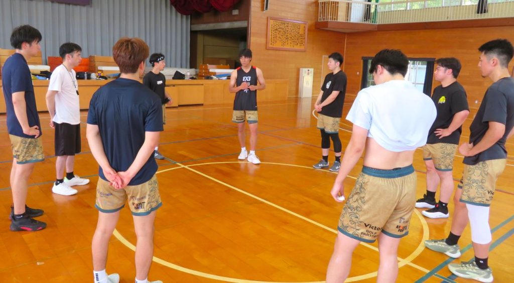 北総ライノス 練習後、ミーティングする選手たち