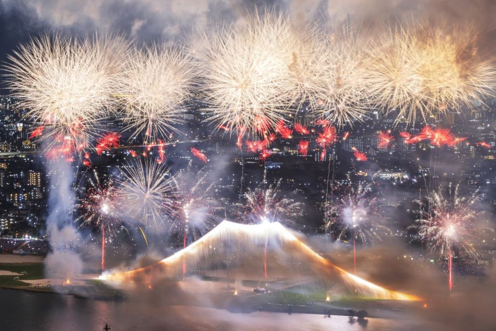 市川市民納涼花火大会 高さ50mの仕掛け花火「ダイヤモンド富士」(写真はいずれも2024年のもの。市川市提供)