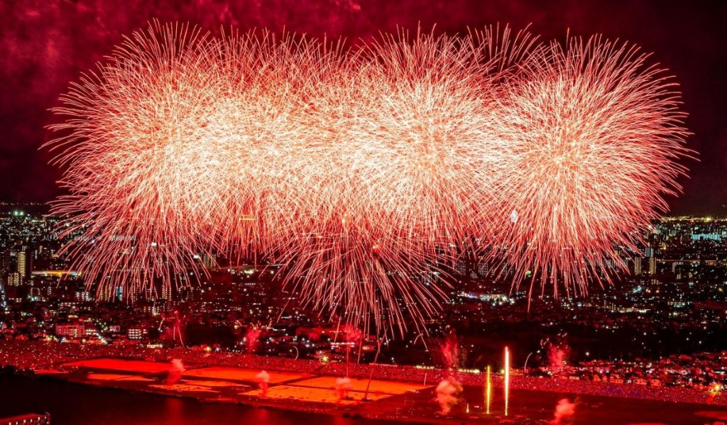 市川市民納涼花火大会 ドーンと打ち上げられ、パーンと夜空を彩る花火の数々