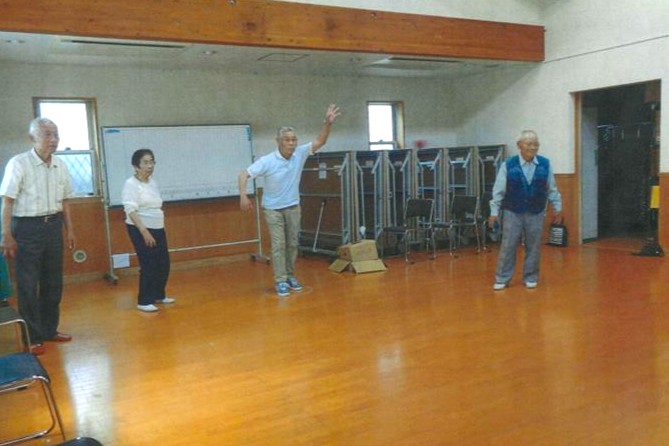 軽スポーツ「ペタンク」を楽しむ 投球後のポーズ