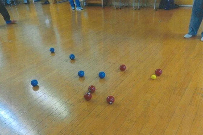軽スポーツ「ペタンク」を楽しむ 投球後のボールの様子(赤組対青組)