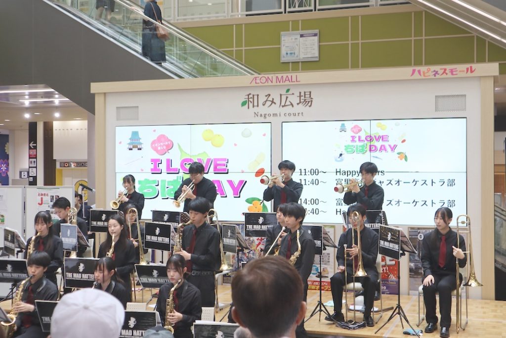 千葉県立富里高等学校ジャズオーケストラ部THE MAD HATTERS」ニューヨークでSWING♪