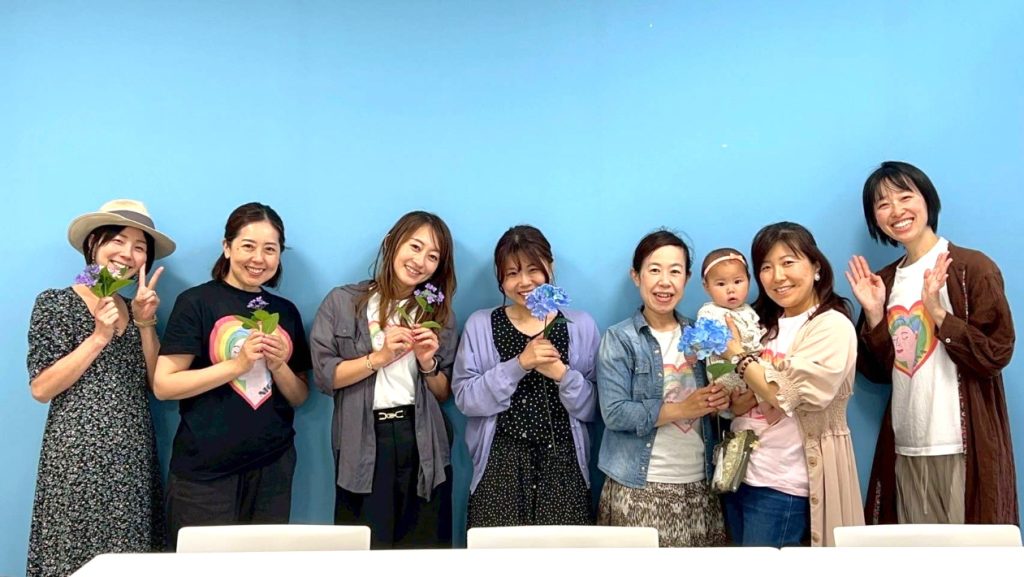 「虹」とギリシャ語「ジーナ(女性)」を合わせて「ニジーナ」。右から2番目が代表の阪本由華さん