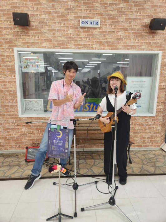 出演ミュージシャン同士もコラボ。高音が魅力の堀越さん(左)とウクレレにゃんくるさん