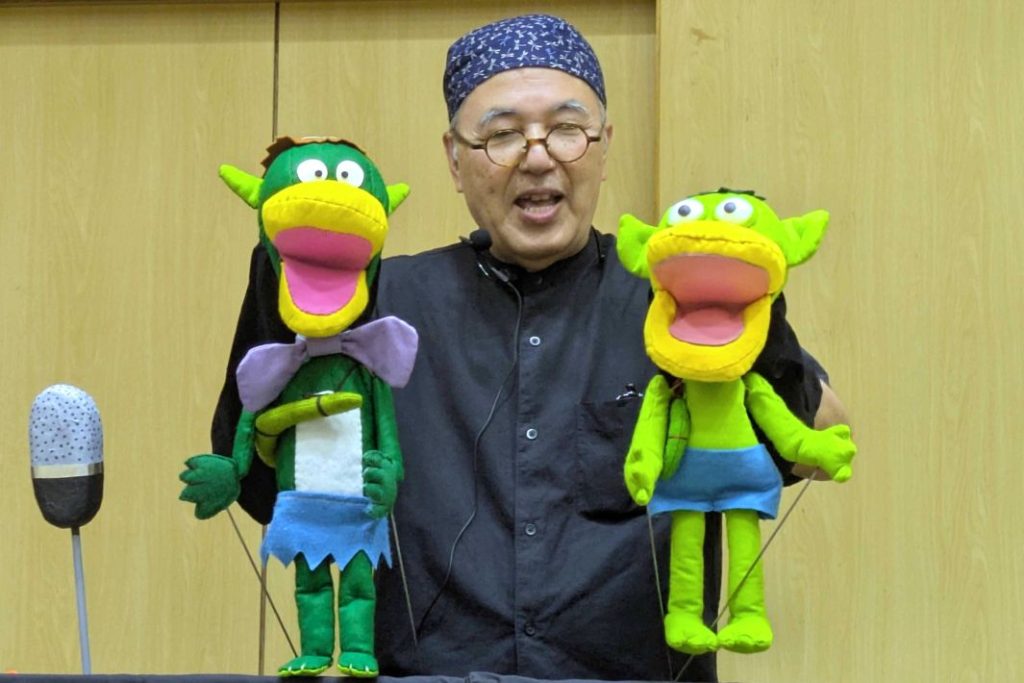Liberty Library イベントで人形劇を披露する「ひでじい」