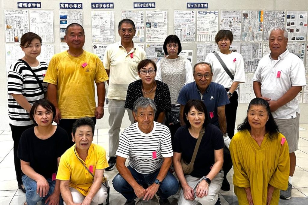 夏休み「こども新聞をつくろう」 展示ボランティアのスタッフ