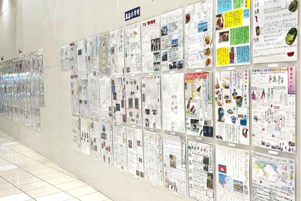 夏休み「こども新聞をつくろう」 こども新聞展示の様子(昨年)