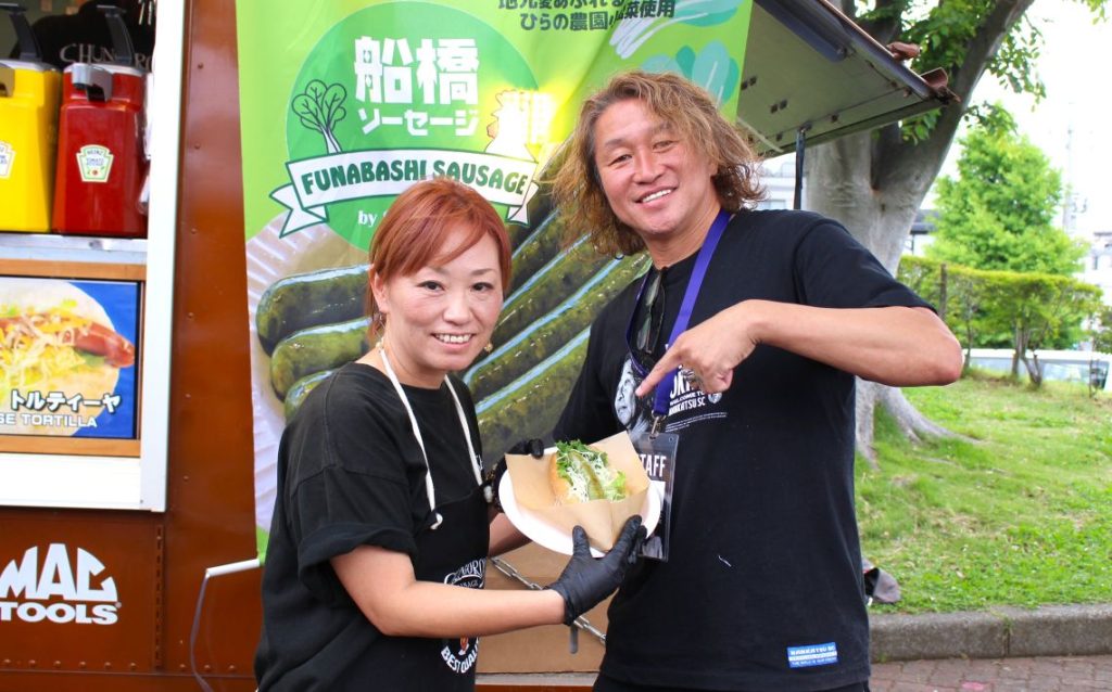自家製ハム・ソーセージ俊五郎 イベントでの一枚。親交のある元プロサッカー選手・岡野さんから「塩を付けてもおいしいよ」