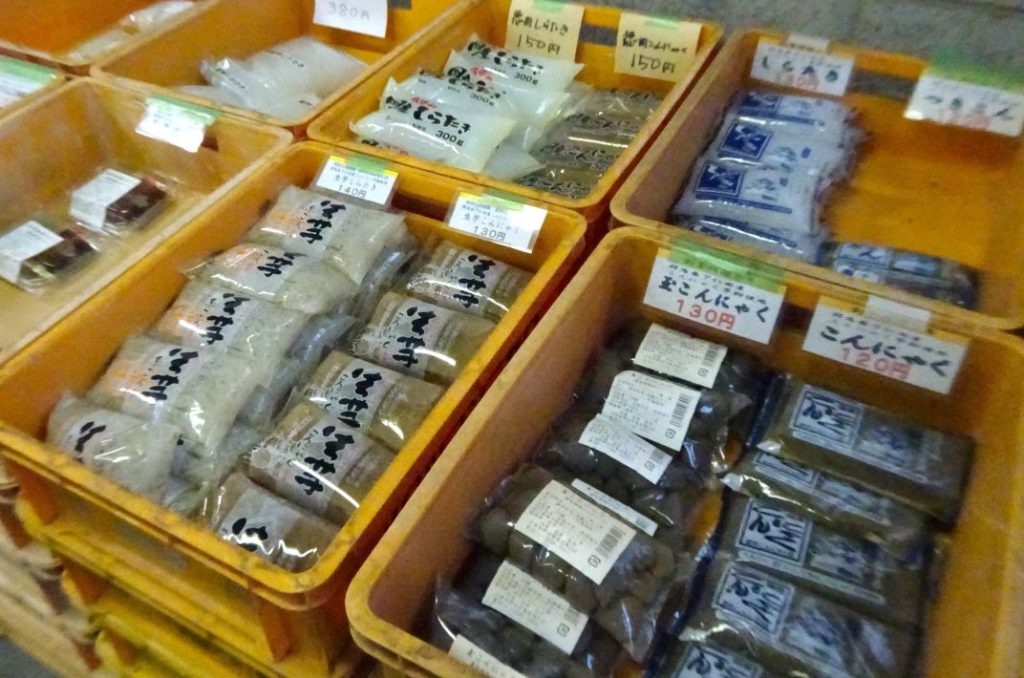 逆井こんにゃく店 工場に並ぶ出来立ての商品たち