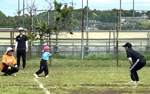 秋の友遊ボール大会　さあ来い！　投げているのは保護者です