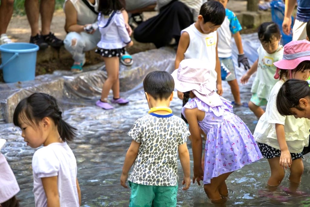 貝柄山公園で「ニジマスつかみ取り大会」