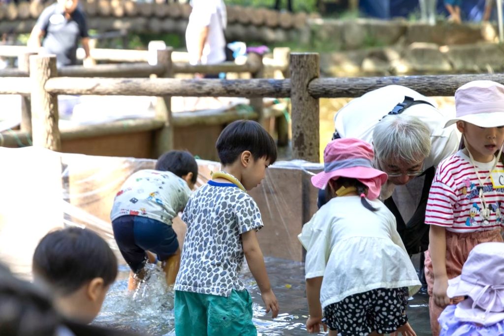 貝柄山公園で「ニジマスつかみ取り大会」