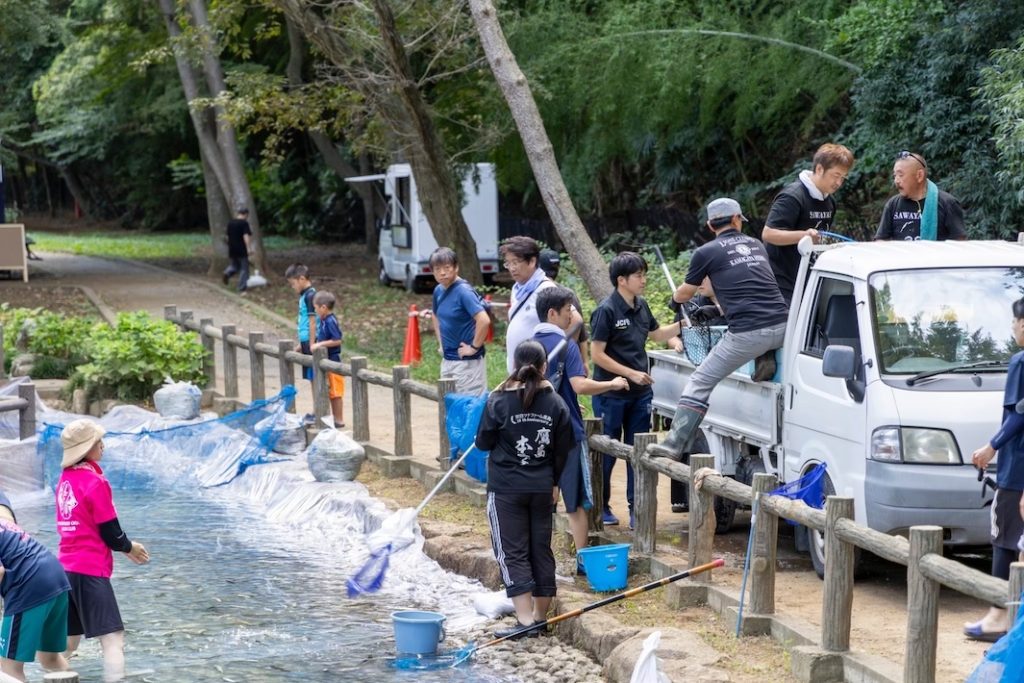 貝柄山公園で「ニジマスつかみ取り大会」