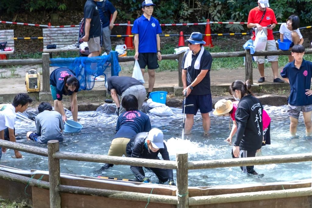 貝柄山公園で「ニジマスつかみ取り大会」