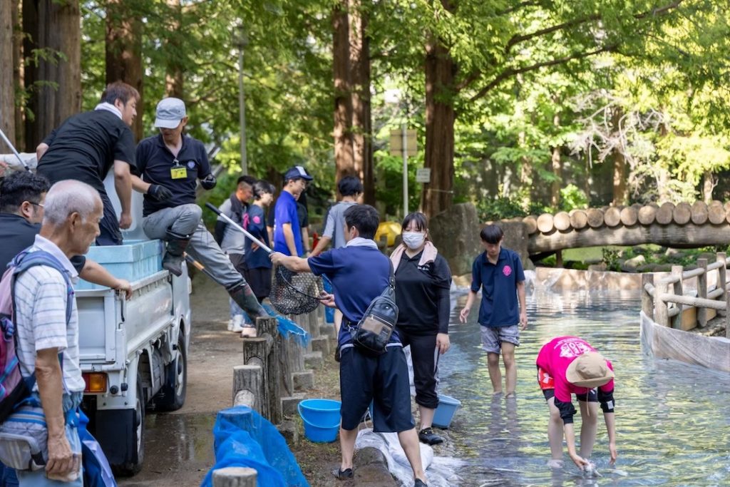 貝柄山公園で「ニジマスつかみ取り大会」