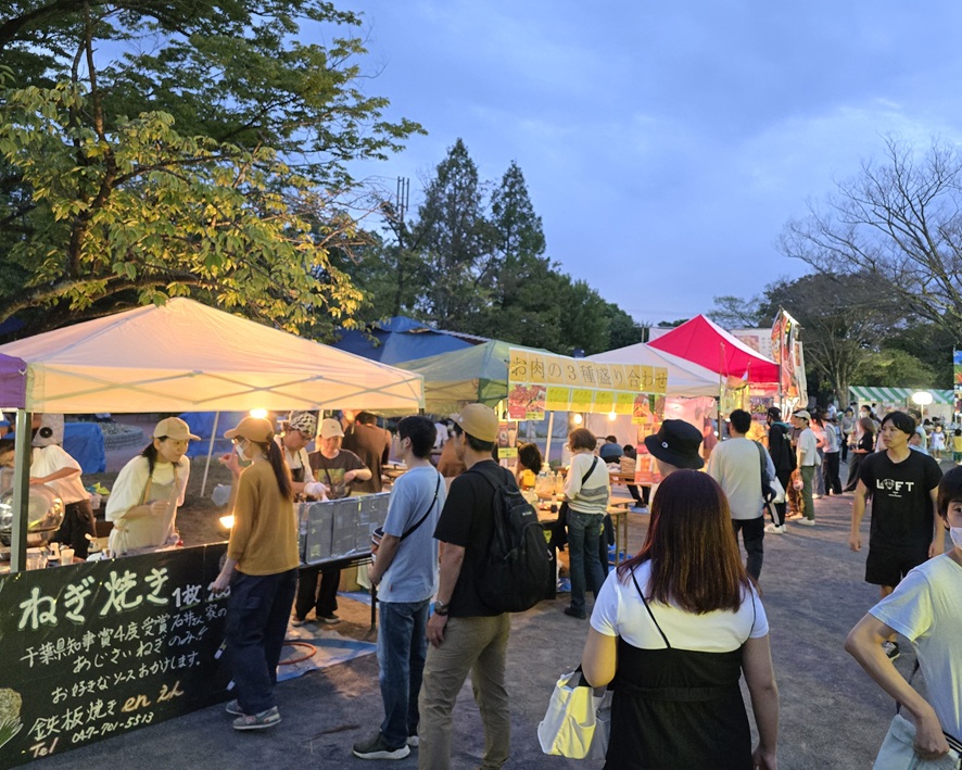 地元の飲食店が出店。イベント限定メニューも