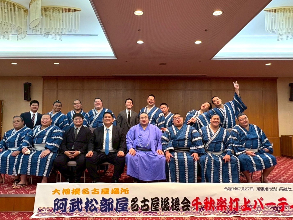名古屋場所を好成績で終了し、明るい表情の阿武松部屋の力士たち(7月27日、愛知県で=阿武松部屋提供)